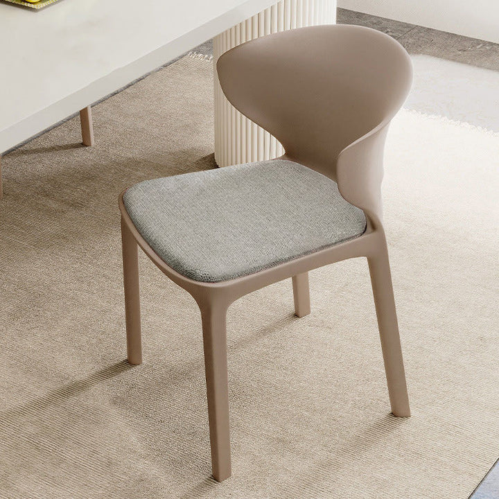 Zeitgenössischer skandinavischer PP-Kunststoff-Quadratischer ergonomisch gestalteter stapelbarer Esszimmerstuhl mit Rückenlehne für das Esszimmer 