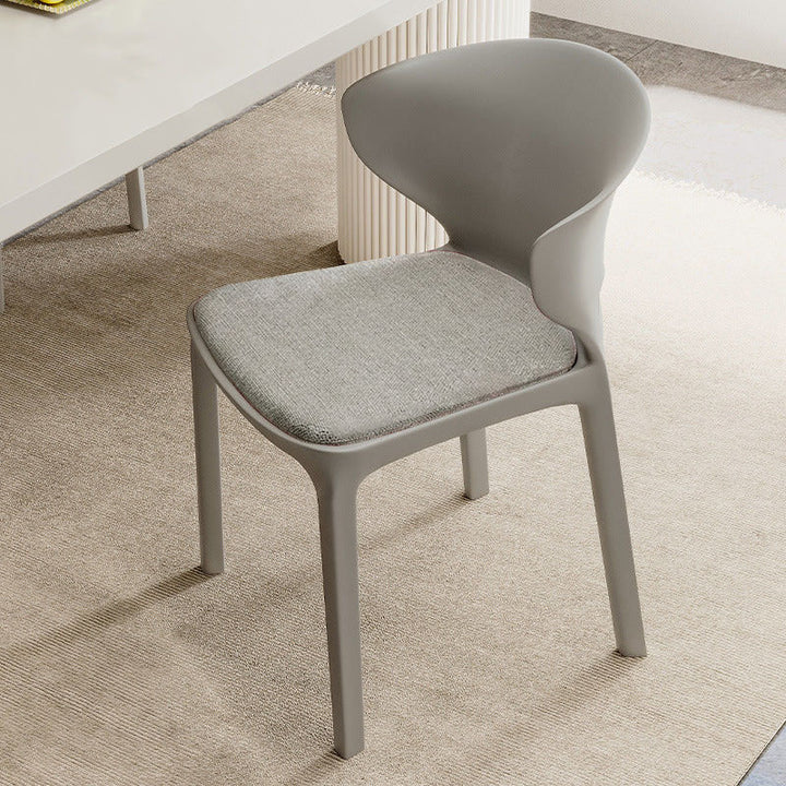 Zeitgenössischer skandinavischer PP-Kunststoff-Quadratischer ergonomisch gestalteter stapelbarer Esszimmerstuhl mit Rückenlehne für das Esszimmer 