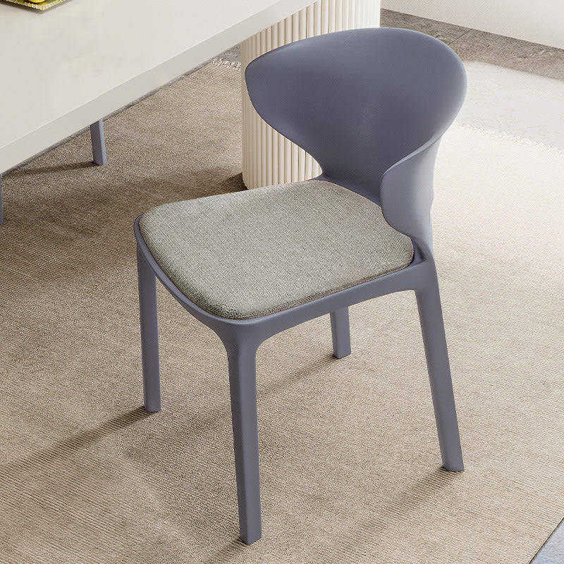Zeitgenössischer skandinavischer PP-Kunststoff-Quadratischer ergonomisch gestalteter stapelbarer Esszimmerstuhl mit Rückenlehne für das Esszimmer 