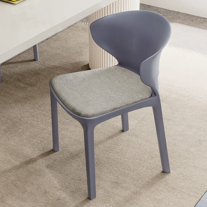 Zeitgenössischer skandinavischer PP-Kunststoff-Quadratischer ergonomisch gestalteter stapelbarer Esszimmerstuhl mit Rückenlehne für das Esszimmer 