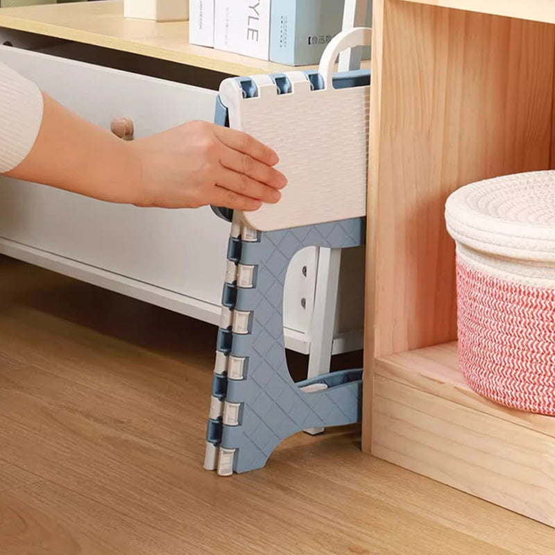 Zeitgenössischer nordischer Kinder faltbarer tragbarer Polypropylen rechteckiger Diamantmuster niedriger Hocker ohne Rückenlehne für das Wohnzimmer 