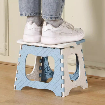 Zeitgenössischer nordischer Kinder faltbarer tragbarer Polypropylen rechteckiger Diamantmuster niedriger Hocker ohne Rückenlehne für das Wohnzimmer 