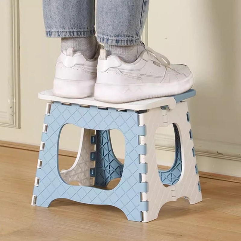 Zeitgenössischer nordischer Kinder faltbarer tragbarer Polypropylen rechteckiger Diamantmuster niedriger Hocker ohne Rückenlehne für das Wohnzimmer 