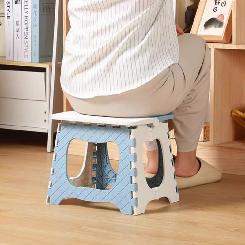 Zeitgenössischer nordischer Kinder faltbarer tragbarer Polypropylen rechteckiger Diamantmuster niedriger Hocker ohne Rückenlehne für das Wohnzimmer 
