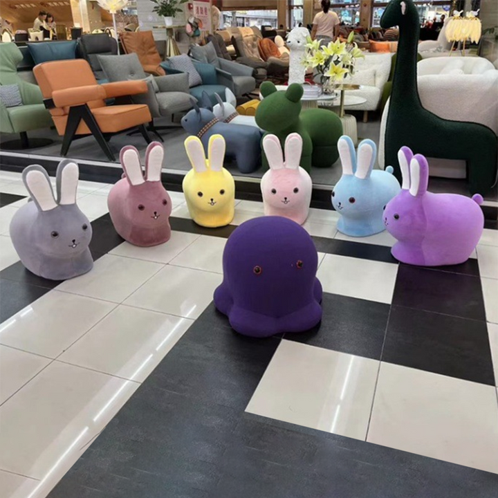Taburete bajo sin respaldo para niños creativos contemporáneos de madera, terciopelo y algodón con forma de conejo para la entrada 