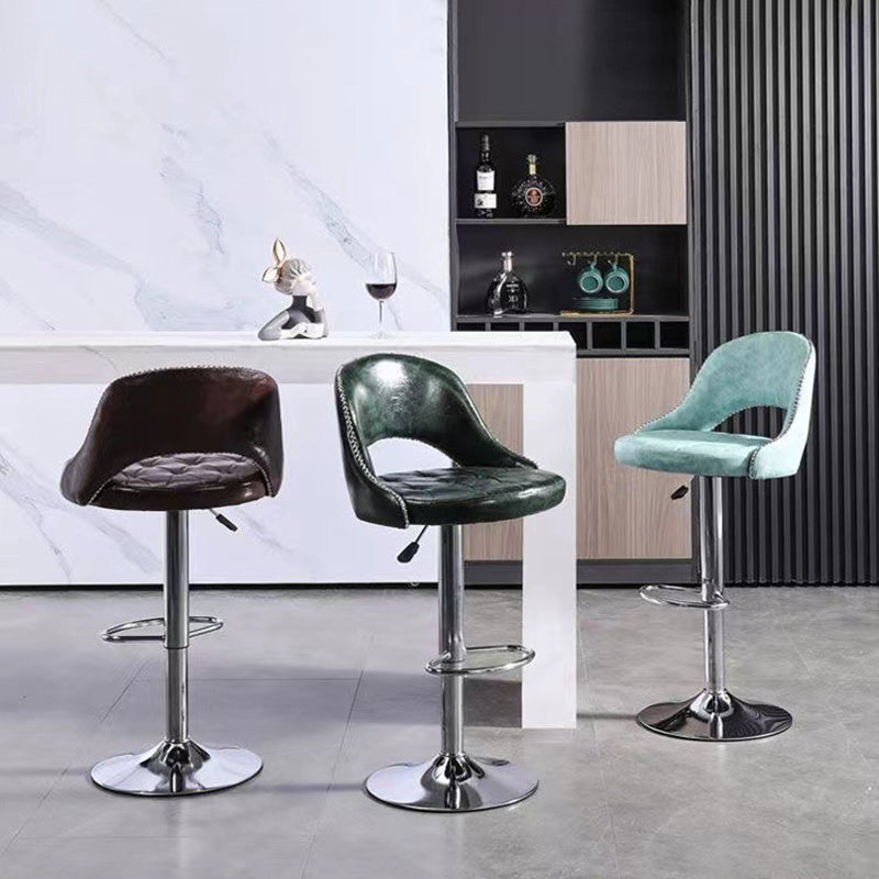 Zeitgenössischer Retro-Kunstleder-Eisen-Schwamm-Rundbarhocker mit Rückenlehne, Fußstütze und Drehfunktion für die Küche 
