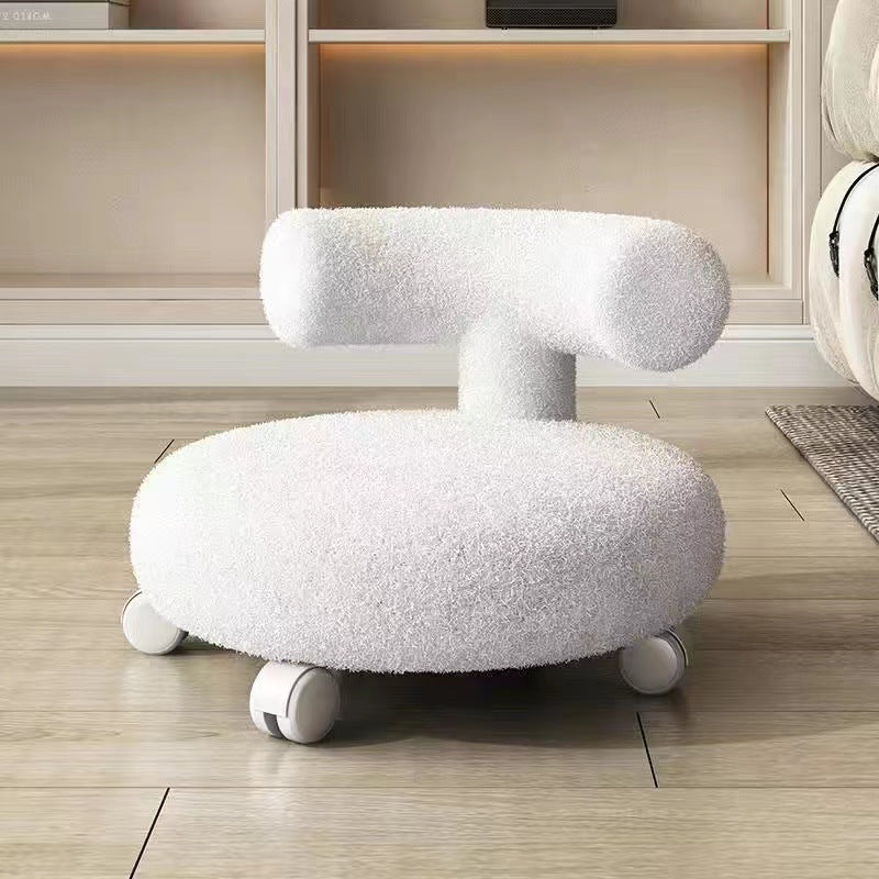 Moderner nordischer niedriger Hocker in C-Form mit Rückenlehne aus Sherpa-Stoff, Holz und Schaumstoff, rund und beweglich, für das Wohnzimmer 