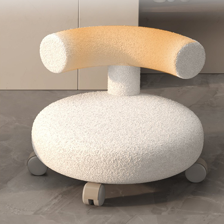 Moderner nordischer niedriger Hocker in C-Form mit Rückenlehne aus Sherpa-Stoff, Holz und Schaumstoff, rund und beweglich, für das Wohnzimmer 