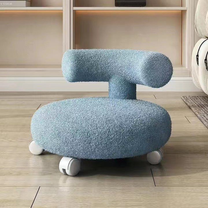 Moderner nordischer niedriger Hocker in C-Form mit Rückenlehne aus Sherpa-Stoff, Holz und Schaumstoff, rund und beweglich, für das Wohnzimmer 