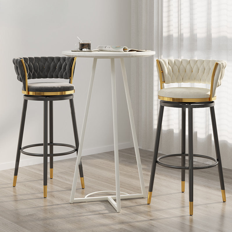 Tabouret de bar rond en velours scandinave contemporain avec dossier, repose-pieds et pivot pour la cuisine 