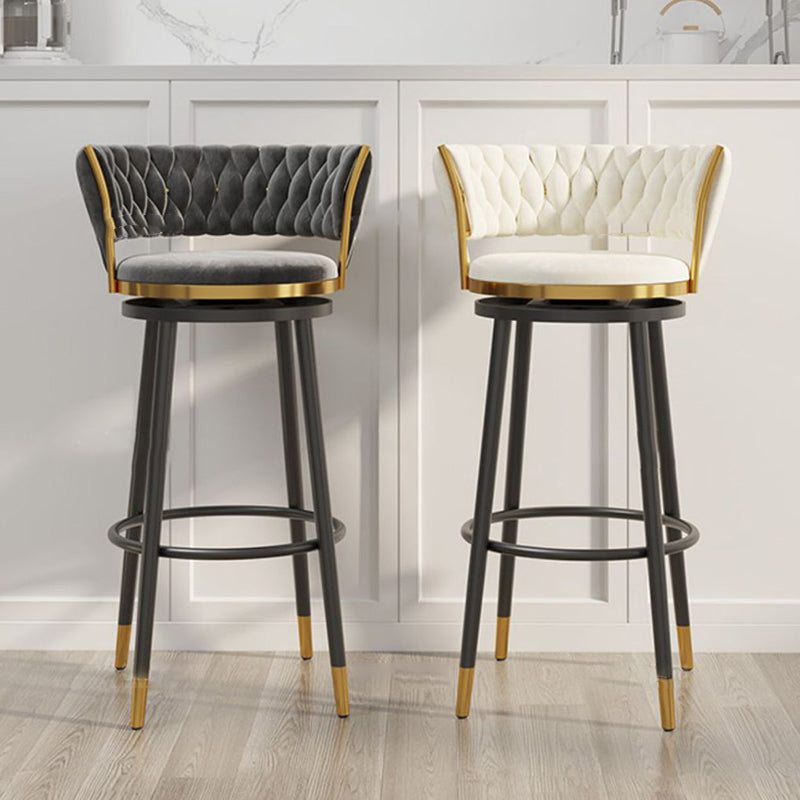 Tabouret de bar rond en velours scandinave contemporain avec dossier, repose-pieds et pivot pour la cuisine 