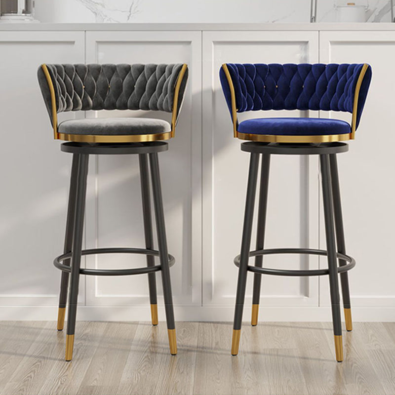 Tabouret de bar rond en velours scandinave contemporain avec dossier, repose-pieds et pivot pour la cuisine 