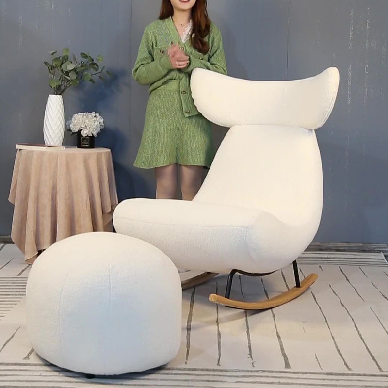 Moderner nordischer Schaukelstuhl aus Sherpa-Stoff, Holz und Schaumstoff im Wal-Design mit Fußstütze und Rückenlehne für das Wohnzimmer 