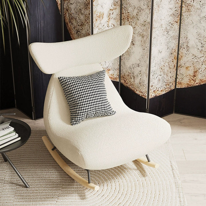 Moderner nordischer Schaukelstuhl aus Sherpa-Stoff, Holz und Schaumstoff im Wal-Design mit Fußstütze und Rückenlehne für das Wohnzimmer 