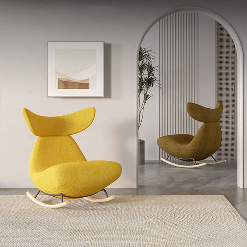 Moderner nordischer Schaukelstuhl aus Sherpa-Stoff, Holz und Schaumstoff im Wal-Design mit Fußstütze und Rückenlehne für das Wohnzimmer 