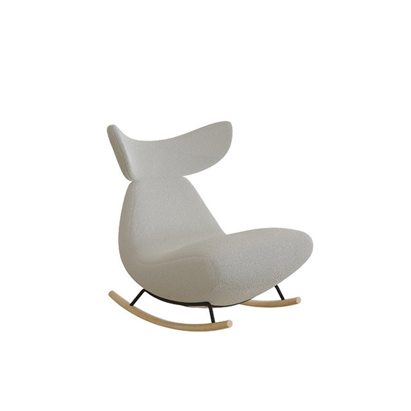 Moderner nordischer Schaukelstuhl aus Sherpa-Stoff, Holz und Schaumstoff im Wal-Design mit Fußstütze und Rückenlehne für das Wohnzimmer 