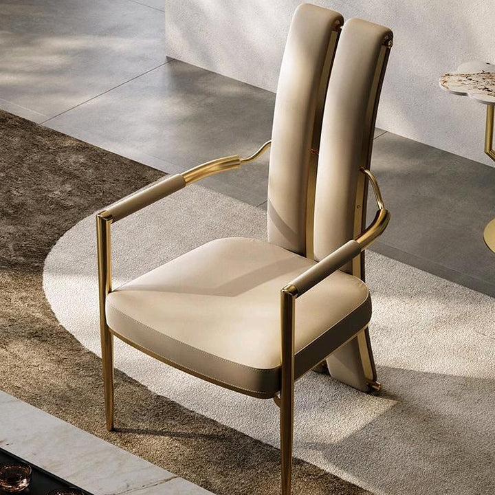Chaise de salle à manger moderne en faux cuir de luxe avec bande carrée en métal et éponge, dossier à queue d&