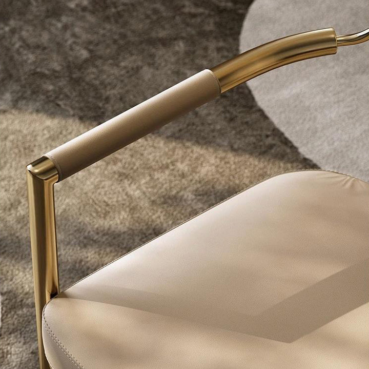 Chaise de salle à manger moderne en faux cuir de luxe avec bande carrée en métal et éponge, dossier à queue d&