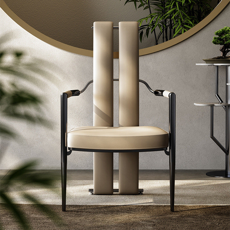Chaise de salle à manger moderne en faux cuir de luxe avec bande carrée en métal et éponge, dossier à queue d&