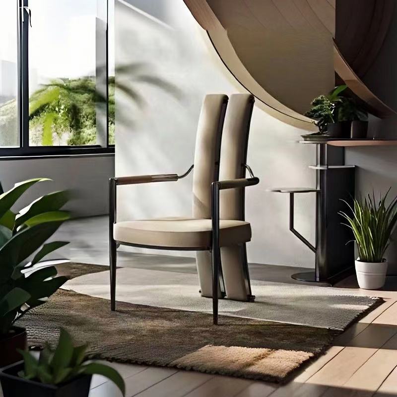 Chaise de salle à manger moderne en faux cuir de luxe avec bande carrée en métal et éponge, dossier à queue d&