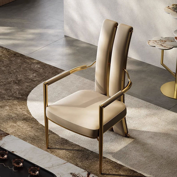 Chaise de salle à manger moderne en faux cuir de luxe avec bande carrée en métal et éponge, dossier à queue d&