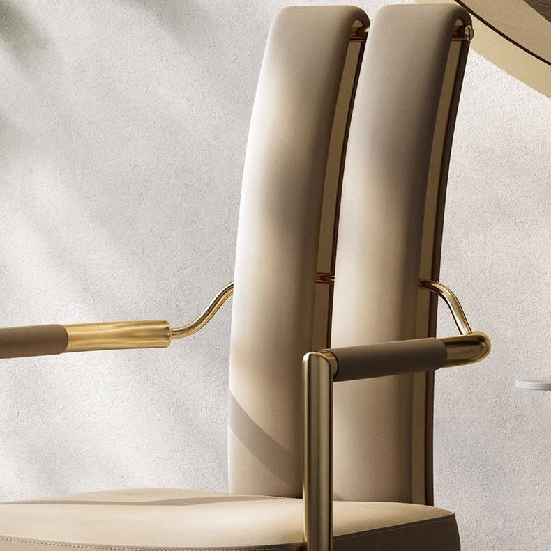 Chaise de salle à manger moderne en faux cuir de luxe avec bande carrée en métal et éponge, dossier à queue d&