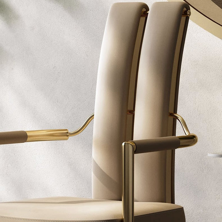 Chaise de salle à manger moderne en faux cuir de luxe avec bande carrée en métal et éponge, dossier à queue d&
