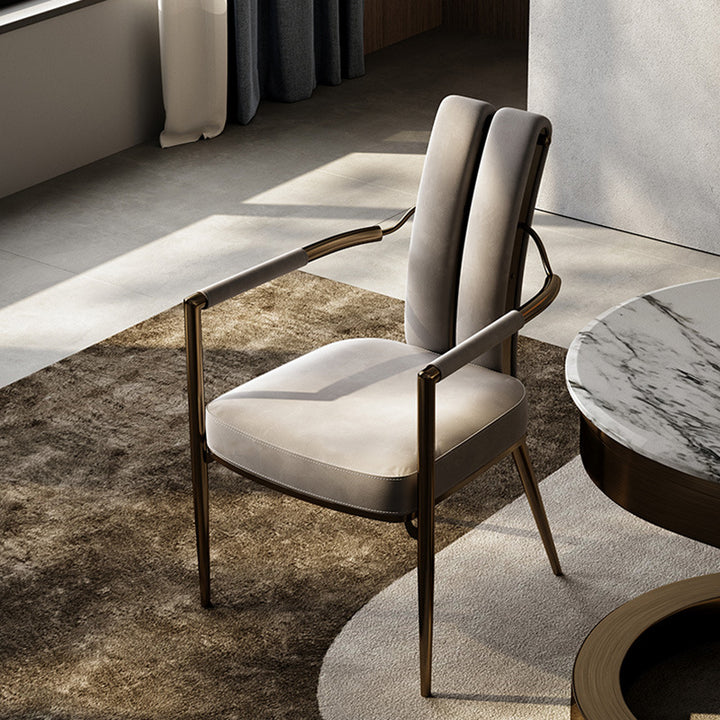 Chaise de salle à manger moderne en faux cuir de luxe avec bande carrée en métal et éponge, dossier à queue d&