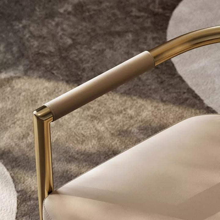 Chaise de salle à manger moderne en faux cuir de luxe avec bande carrée en métal et éponge, dossier à queue d&