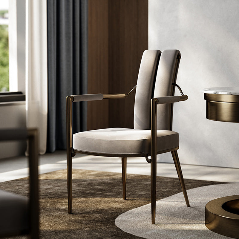 Chaise de salle à manger moderne en faux cuir de luxe avec bande carrée en métal et éponge, dossier à queue d&