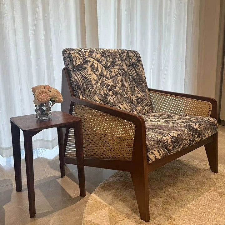 Traditioneller französischer Flechtwerk Rattan Gummi Holz Stoff Quadrat Jacquard Akzentstuhl Rückenlehne Armlehne für Wohnzimmer 