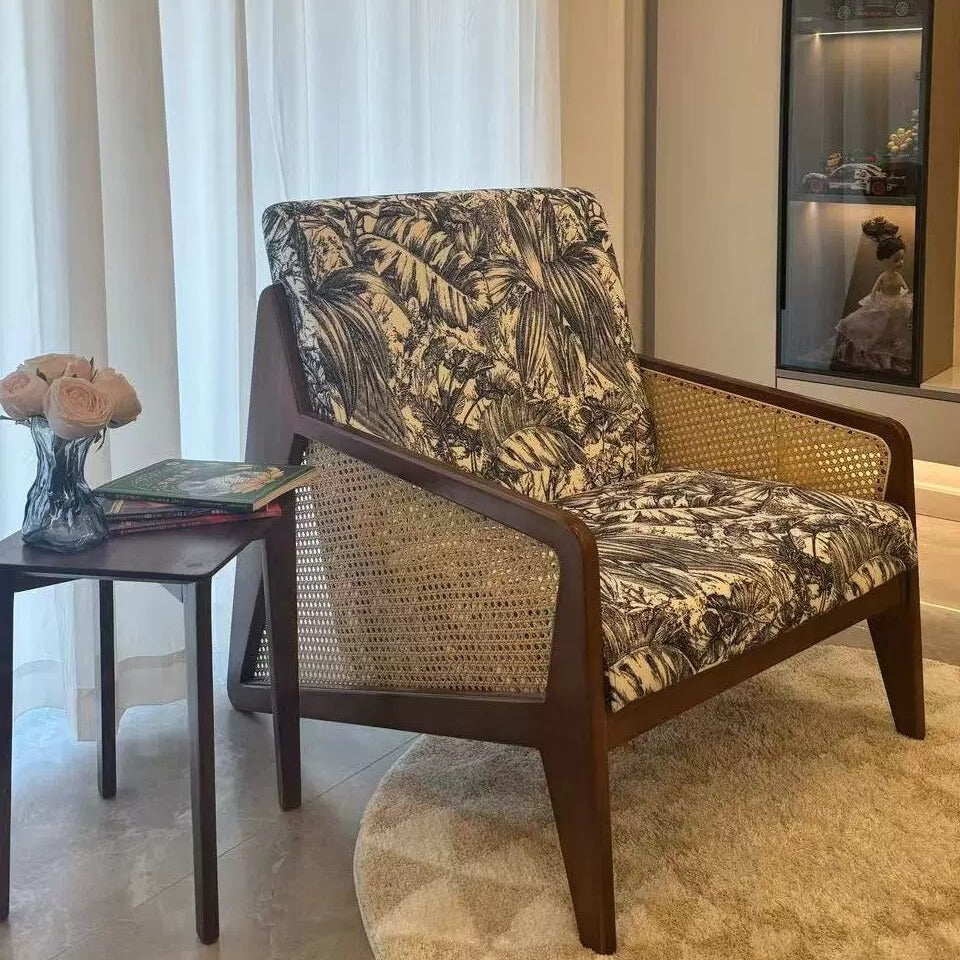 Traditioneller französischer Flechtwerk Rattan Gummi Holz Stoff Quadrat Jacquard Akzentstuhl Rückenlehne Armlehne für Wohnzimmer 