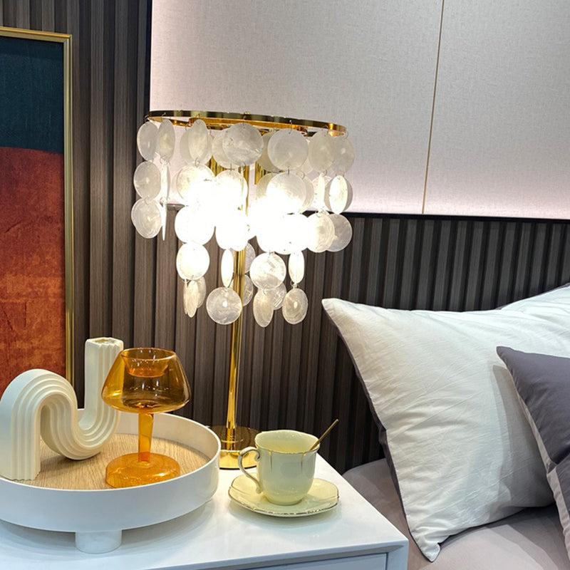Lampe de table contemporaine scandinave ronde en coquillage naturel et fer avec 1 lumière pour chambre à coucher 