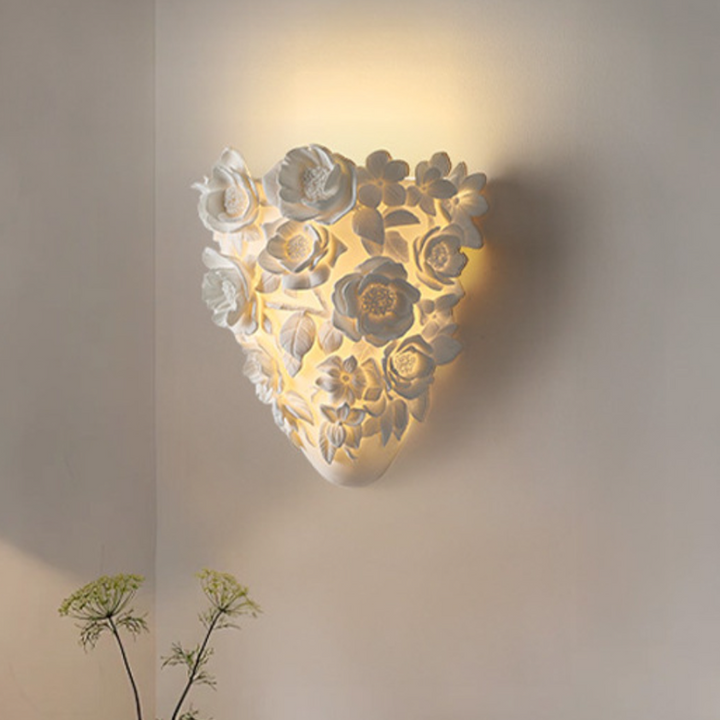 Klassische französische LED-Wandleuchte aus Kunstharz und Eisen mit floralem Relief für das Wohnzimmer 