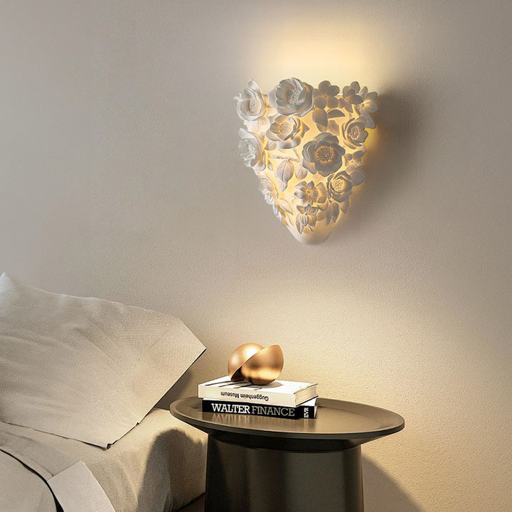 Klassische französische LED-Wandleuchte aus Kunstharz und Eisen mit floralem Relief für das Wohnzimmer 