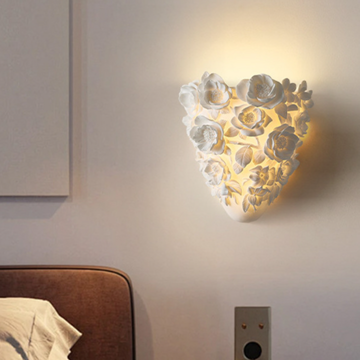 Klassische französische LED-Wandleuchte aus Kunstharz und Eisen mit floralem Relief für das Wohnzimmer 