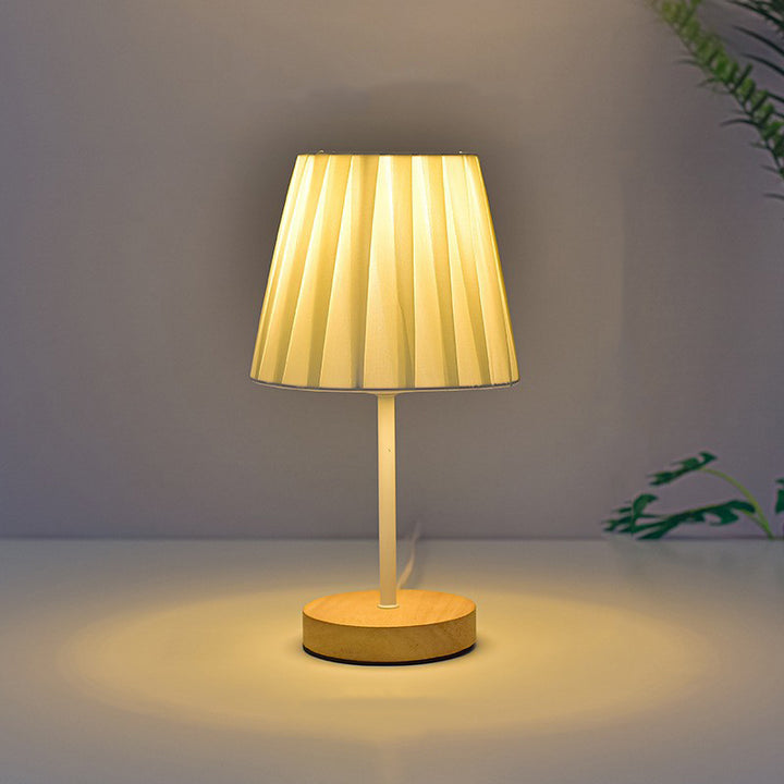 Moderne minimalistische trapezförmige Tischlampe aus massivem Holz mit Stoff und LED für das Schlafzimmer 