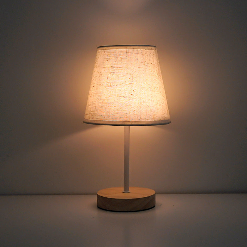 Moderne minimalistische trapezförmige Tischlampe aus massivem Holz mit Stoff und LED für das Schlafzimmer 