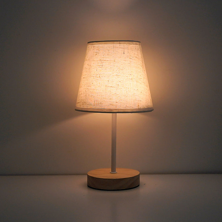 Moderne minimalistische trapezförmige Tischlampe aus massivem Holz mit Stoff und LED für das Schlafzimmer 