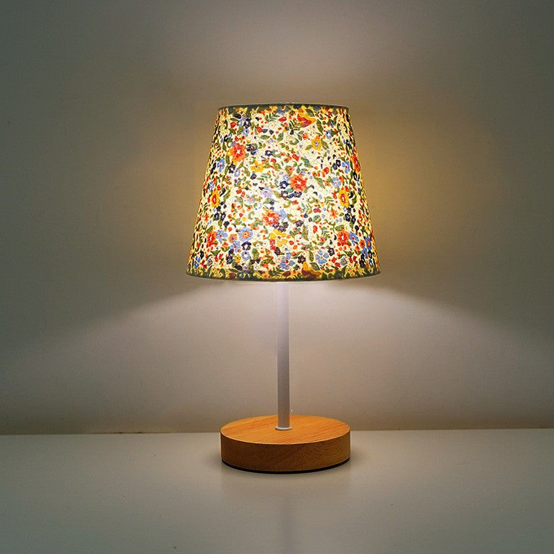 Moderne minimalistische trapezförmige Tischlampe aus massivem Holz mit Stoff und LED für das Schlafzimmer 