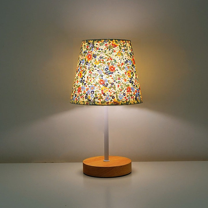 Moderne minimalistische trapezförmige Tischlampe aus massivem Holz mit Stoff und LED für das Schlafzimmer 