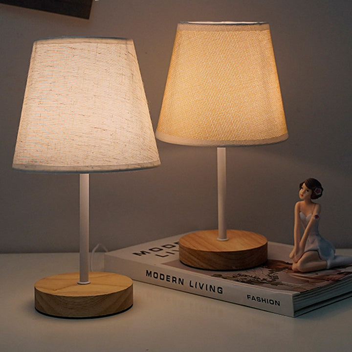 Moderne minimalistische trapezförmige Tischlampe aus massivem Holz mit Stoff und LED für das Schlafzimmer 