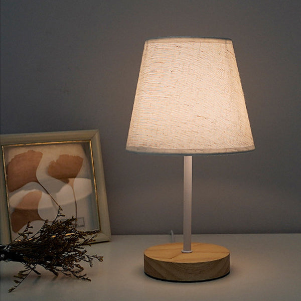 Moderne minimalistische trapezförmige Tischlampe aus massivem Holz mit Stoff und LED für das Schlafzimmer 