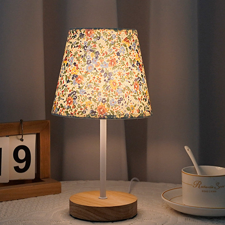 Moderne minimalistische trapezförmige Tischlampe aus massivem Holz mit Stoff und LED für das Schlafzimmer 