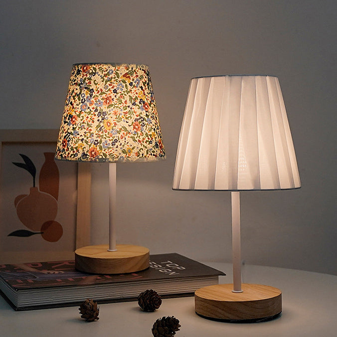 Moderne minimalistische trapezförmige Tischlampe aus massivem Holz mit Stoff und LED für das Schlafzimmer 