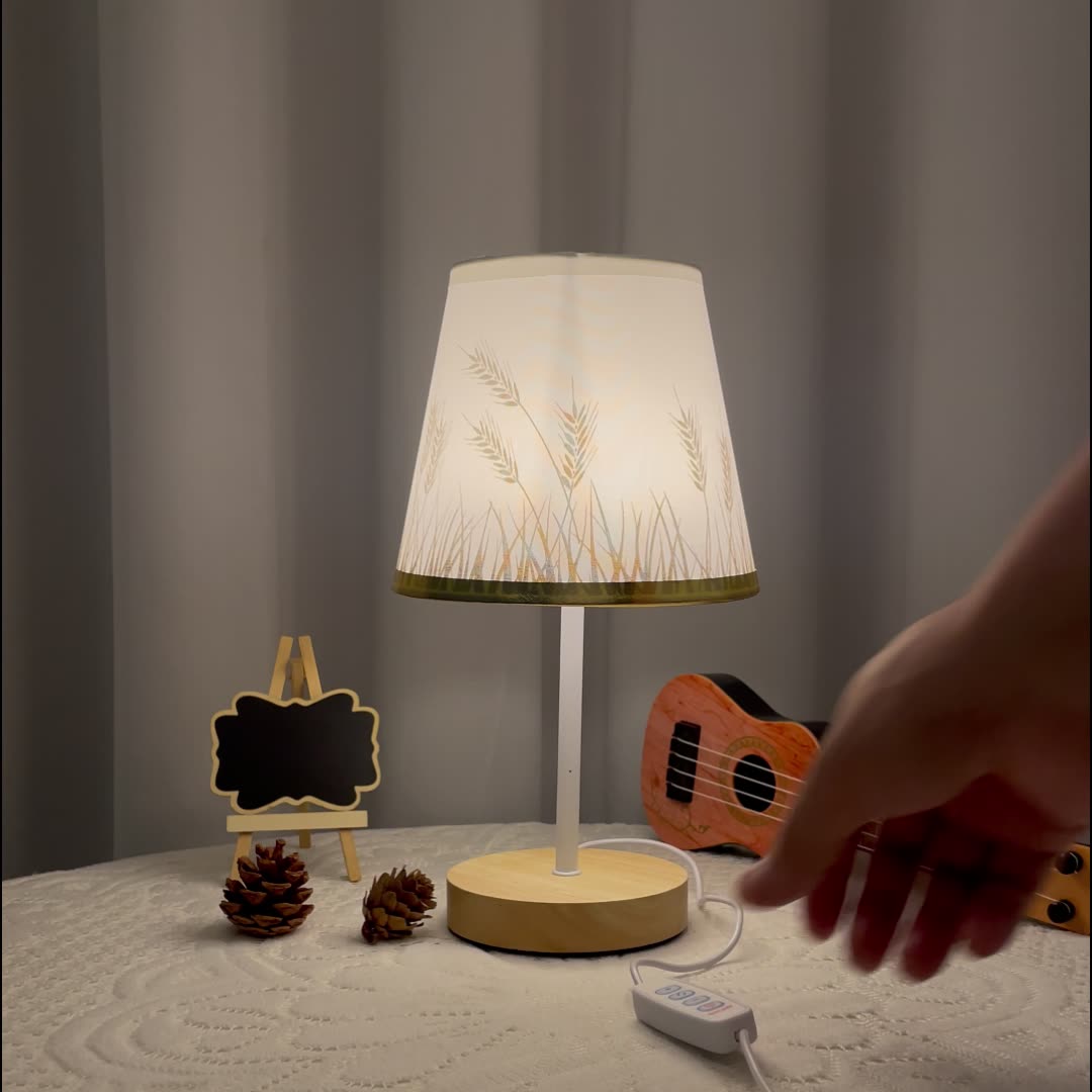 Moderne minimalistische trapezförmige Tischlampe aus massivem Holz mit Stoff und LED für das Schlafzimmer 