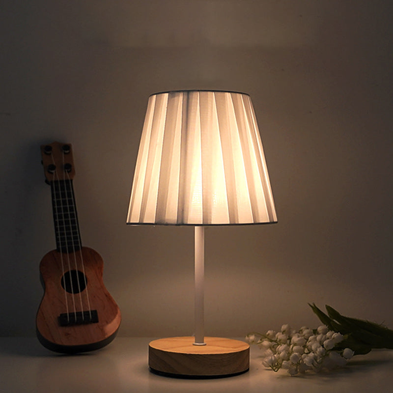Moderne minimalistische trapezförmige Tischlampe aus massivem Holz mit Stoff und LED für das Schlafzimmer 