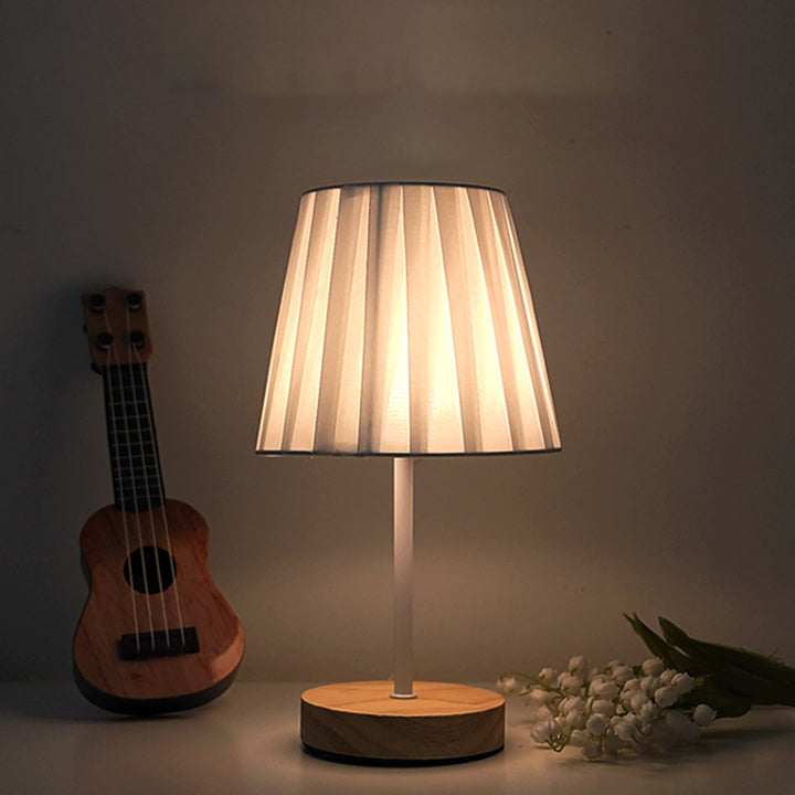 Moderne minimalistische trapezförmige Tischlampe aus massivem Holz mit Stoff und LED für das Schlafzimmer 