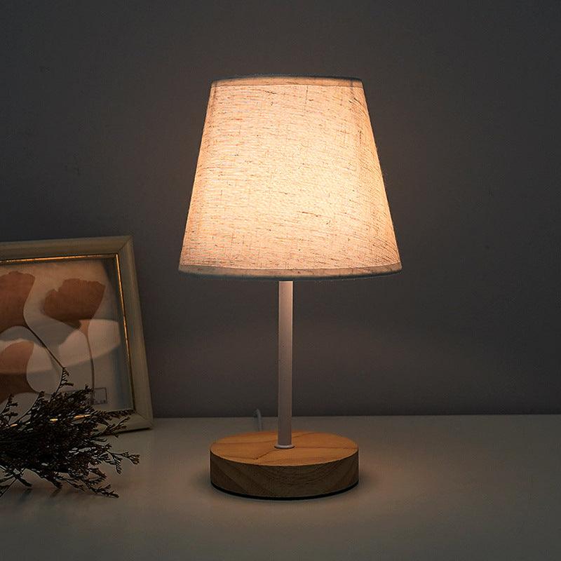 Moderne minimalistische trapezförmige Tischlampe aus massivem Holz mit Stoff und LED für das Schlafzimmer 