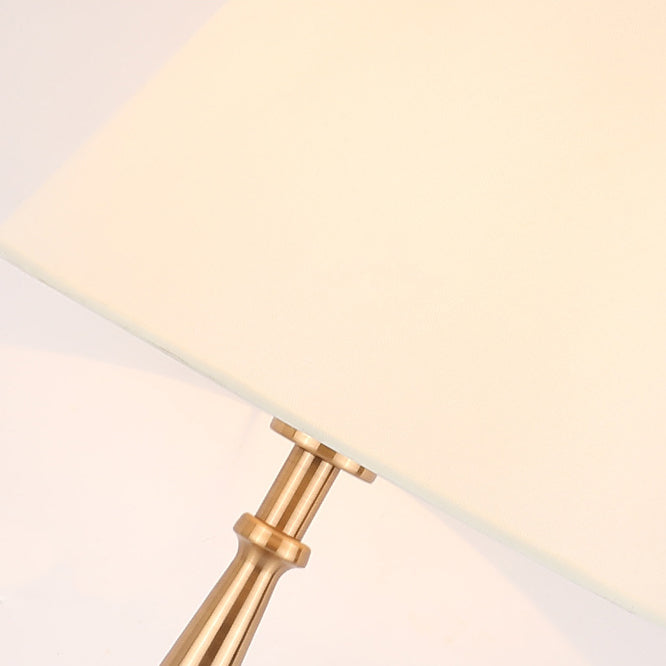 Zeitgenössische skandinavische Blumen-Eisenstoff 1-Licht Tischlampe für das Schlafzimmer 